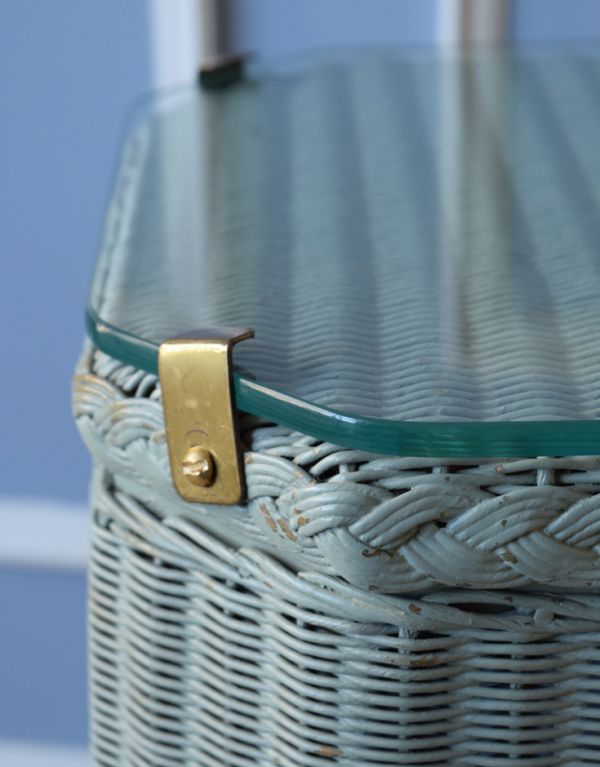 ロイドルーム　アンティーク家具　イギリスのアンティークの家具、ガラス天板が付いたロイドルームのランドリーボックス。ガラスはしっかり固定されているので、安定感があります。(d-1148-f)