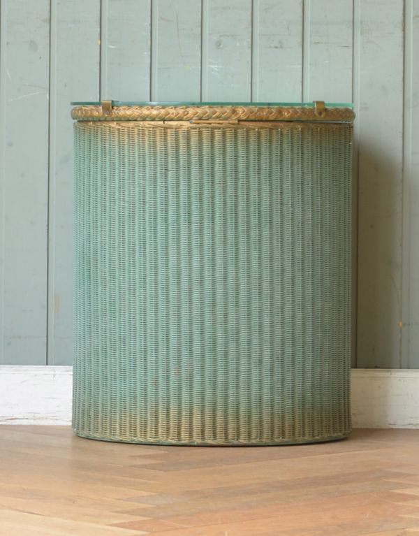 ロイドルーム アンティーク家具 イギリスのアンティーク家具、ビーンズ型のロイドルームボックス。アンティークは新品ではないので、経年変化によるキズはありますが、専門の職人によって目立たないようにキレイにお直しをしています。(d-1149-f)