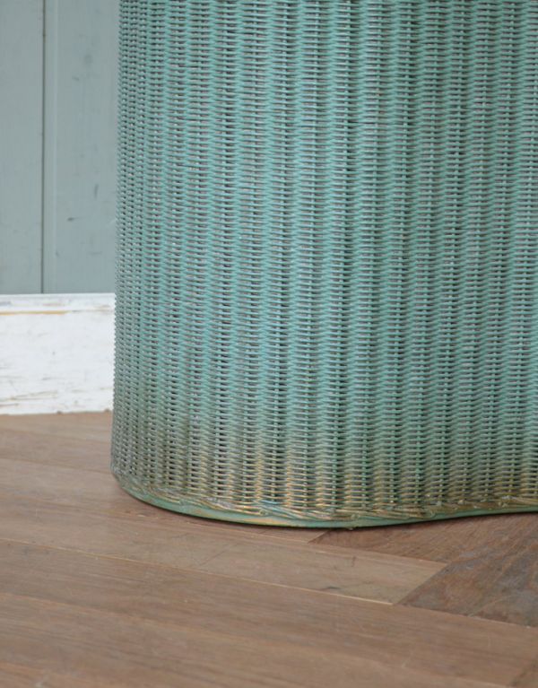 ロイドルーム アンティーク家具 イギリスのアンティーク家具、ビーンズ型のロイドルームボックス。底もしっかりとした安定感があります。(d-1149-f)