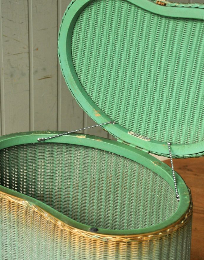 ロイドルーム アンティーク家具 イギリスのアンティーク家具、ビーンズ型のロイドルームボックス。チェーンでつないでいるので安心です。(d-1149-f)