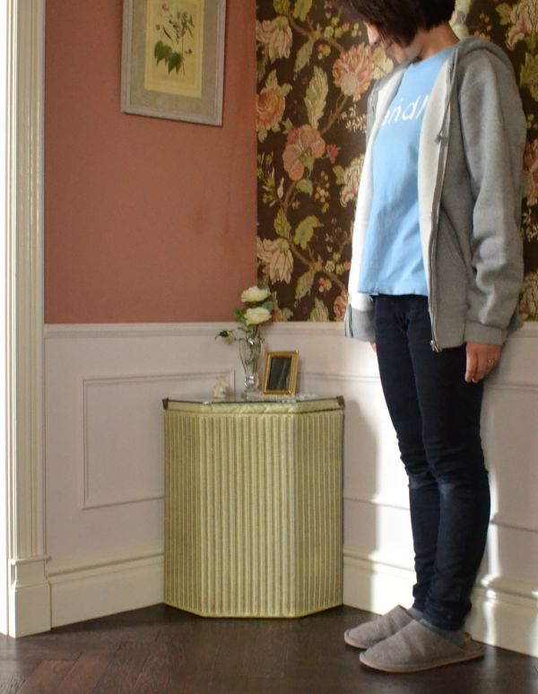 ロイドルーム アンティーク家具 イギリスアンティーク家具、クリームホワイトが可愛いロイドルームランドリーボックス。壁にすっぽり収まるコーナータイプ。(d-1150-f)