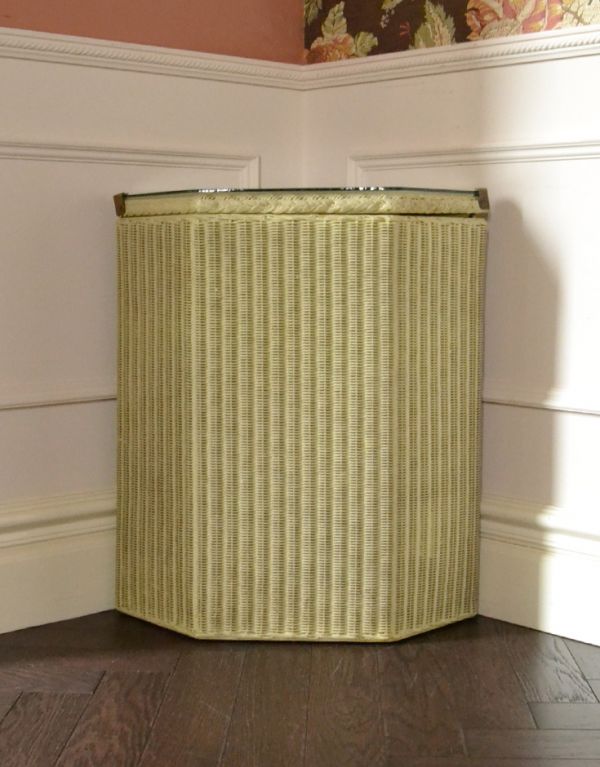 ロイドルーム アンティーク家具 イギリスアンティーク家具、クリームホワイトが可愛いロイドルームランドリーボックス。爽やかなホワイト色です。(d-1150-f)