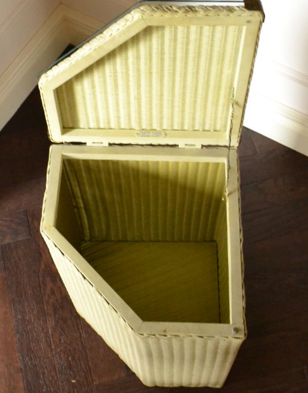 ロイドルーム アンティーク家具 イギリスアンティーク家具、クリームホワイトが可愛いロイドルームランドリーボックス。中も修復してあるので、実用的になんでも入れて頂けます。(d-1150-f)