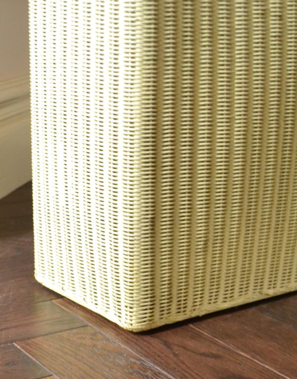 ロイドルーム アンティーク家具 イギリスアンティーク家具、クリームホワイトが可愛いロイドルームランドリーボックス。底もしっかりとした安定感があります。(d-1150-f)