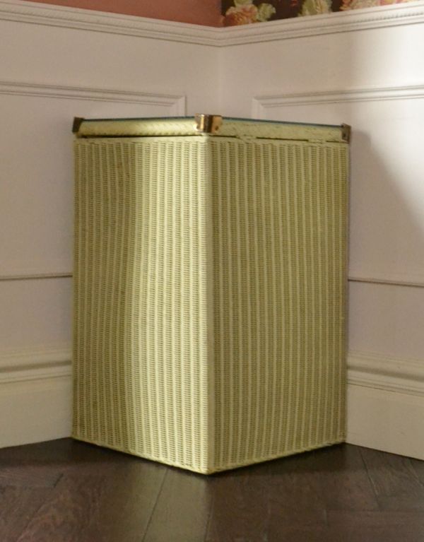 ロイドルーム アンティーク家具 イギリスアンティーク家具、クリームホワイトが可愛いロイドルームランドリーボックス。きちんとメンテナンスしてあるので、裏側もキレイです。(d-1150-f)