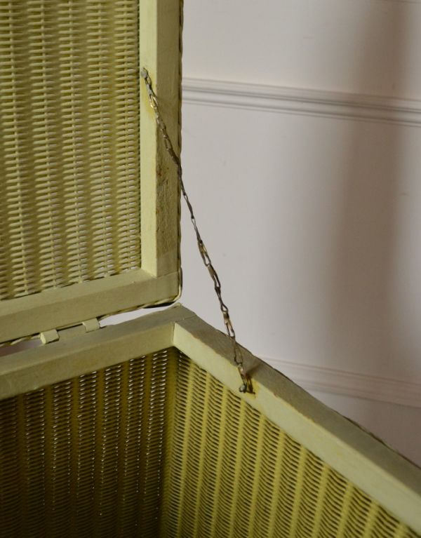 ロイドルーム アンティーク家具 イギリスアンティーク家具、クリームホワイトが可愛いロイドルームランドリーボックス。チェーンでつないでいるので安心です。(d-1150-f)