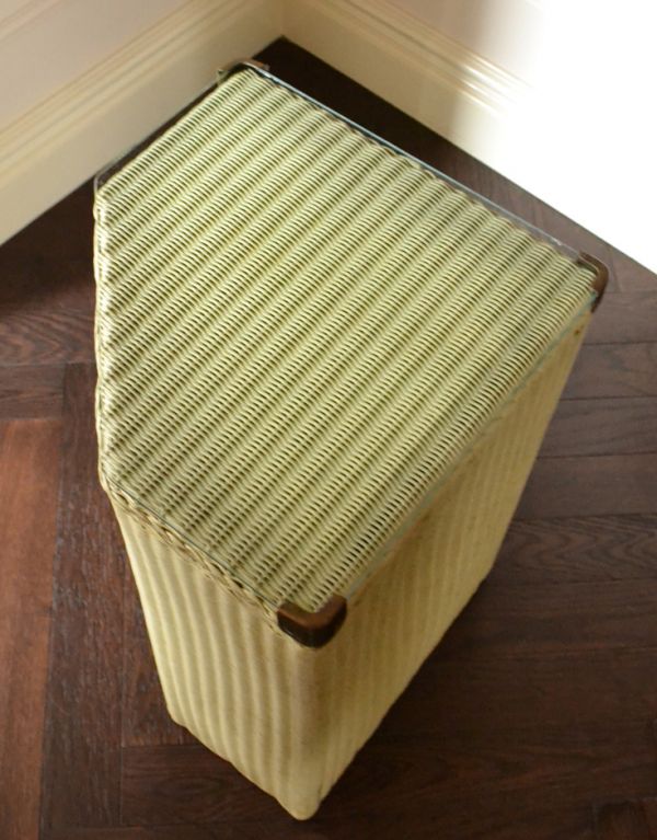 ロイドルーム アンティーク家具 イギリスアンティーク家具、クリームホワイトが可愛いロイドルームランドリーボックス。天板はガラスが付いています。(d-1150-f)