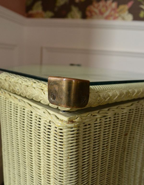 ロイドルーム アンティーク家具 イギリスアンティーク家具、クリームホワイトが可愛いロイドルームランドリーボックス。ガラスはしっかり固定されているので、安定感があります。(d-1150-f)