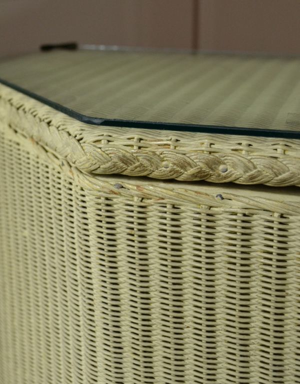 ロイドルーム アンティーク家具 イギリスアンティーク家具、クリームホワイトが可愛いロイドルームランドリーボックス。アンティークは新品ではないので、経年変化によるキズはありますが、専門の職人によって目立たないようにキレイにお直しをしています。(d-1150-f)