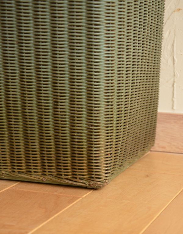 ロイドルーム アンティーク家具 アンティークのイギリス家具、ガラス天板のロイドルームランドリーボックス。底もしっかりとした安定感があります。(d-1152-f)