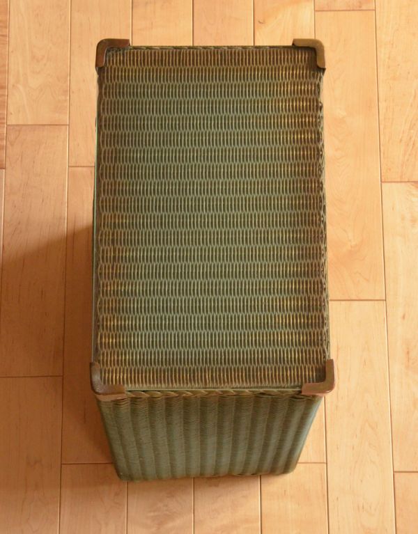 ロイドルーム アンティーク家具 アンティークのイギリス家具、ガラス天板のロイドルームランドリーボックス。天板のガラスもキレイな状態です。(d-1152-f)