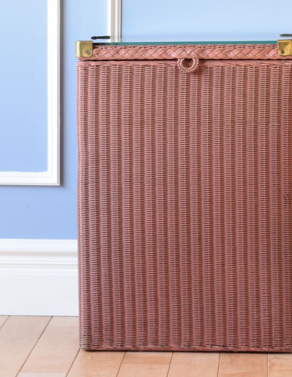 ロイドルーム　アンティーク家具　ピンク色のロイドルームボックス、イギリスの伝統技法を用いたアンティーク家具。お部屋を明るくしてくれる優しいピンク色。(d-1153-f)