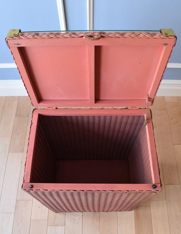 ロイドルーム　アンティーク家具　ピンク色のロイドルームボックス、イギリスの伝統技法を用いたアンティーク家具。中も修復してあるので、実用的になんでも入れて頂けます。(d-1153-f)