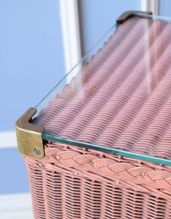 ロイドルーム　アンティーク家具　ピンク色のロイドルームボックス、イギリスの伝統技法を用いたアンティーク家具。ガラスはしっかり固定されているので、安定感があります。(d-1153-f)