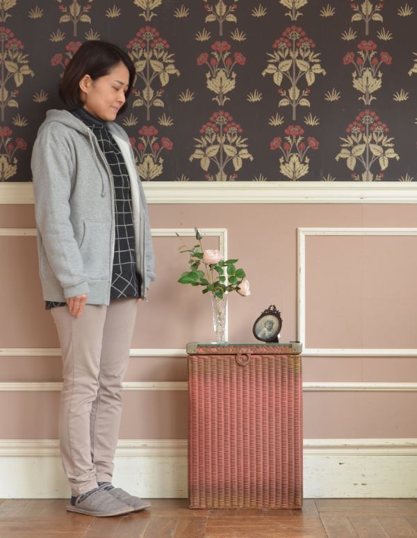 ロイドルーム　アンティーク家具　イギリスから届いたキレイなアンティークロイドルームボックス（ピンク色）。場所もとらないので、お部屋の空いたスペースに置いてみて下さい。(d-1154-f)