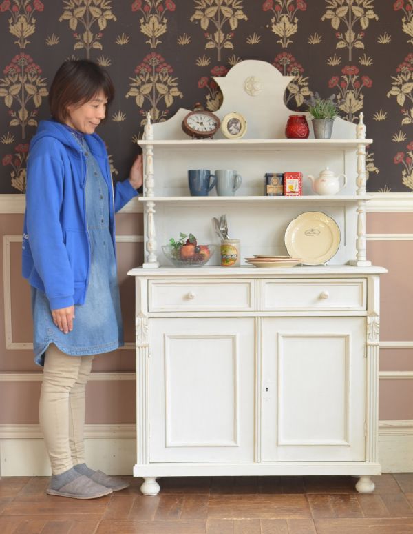 アンティークのキャビネット アンティーク家具 フランスの可愛いアンティーク家具、ホワイトペイントのドレッサー。このドレッサーの前に立つだけでワクワクします。(d-1156-f)