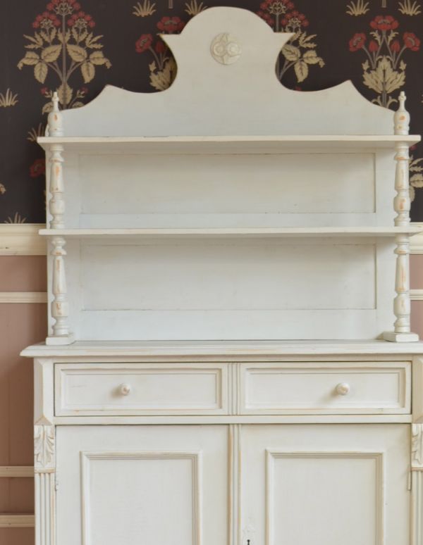 アンティークのキャビネット アンティーク家具 フランスの可愛いアンティーク家具、ホワイトペイントのドレッサー。現代的な家電を置いても違和感なくオシャレに馴染みます。(d-1156-f)