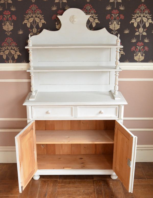 アンティークのキャビネット アンティーク家具 フランスの可愛いアンティーク家具、ホワイトペイントのドレッサー。棚板があるので、整理整頓がしやすいですよ。(d-1156-f)