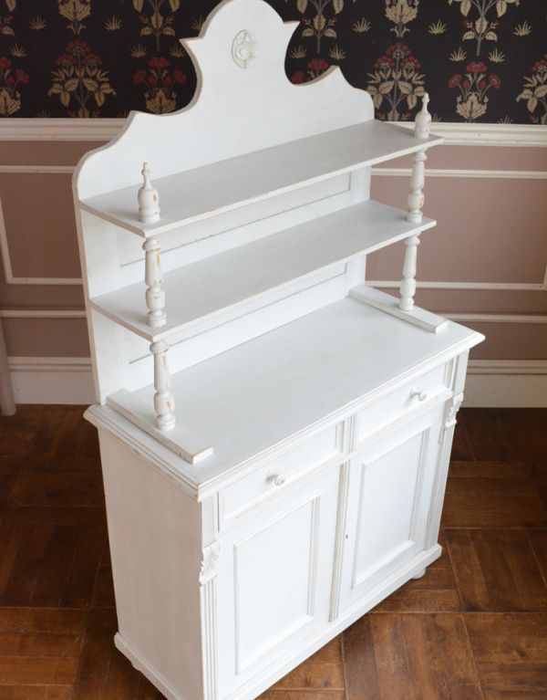 アンティークのキャビネット アンティーク家具 フランスの可愛いアンティーク家具、ホワイトペイントのドレッサー。棚もキレイな状態でお届けします。(d-1156-f)