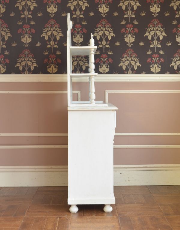 アンティークのキャビネット アンティーク家具 フランスの可愛いアンティーク家具、ホワイトペイントのドレッサー。サイドもきれいにペイントされています。(d-1156-f)