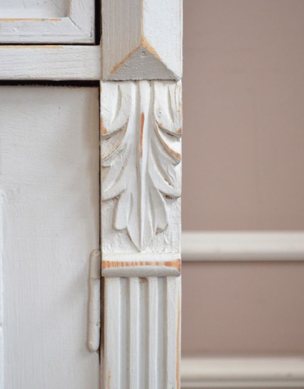 アンティークのキャビネット アンティーク家具 フランスの可愛いアンティーク家具、ホワイトペイントのドレッサー。装飾が凝っていて、美しいんです。(d-1156-f)