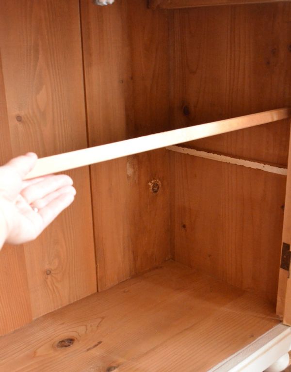 アンティークのキャビネット アンティーク家具 フランスの可愛いアンティーク家具、ホワイトペイントのドレッサー。棚板があるので、整理整頓がしやすいですよ。(d-1156-f)