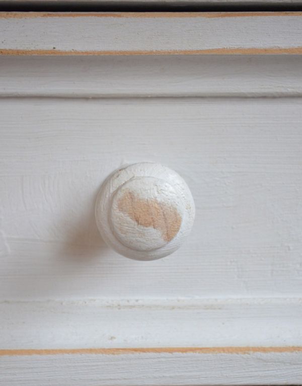 アンティークのキャビネット アンティーク家具 フランスの可愛いアンティーク家具、ホワイトペイントのドレッサー。風合いがいい感じの取っ手。(d-1156-f)