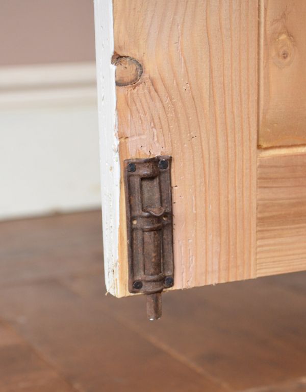 アンティークのキャビネット アンティーク家具 フランスの可愛いアンティーク家具、ホワイトペイントのドレッサー。扉に当時の金具が残っていました。(d-1156-f)