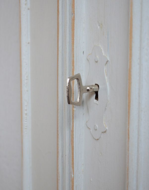 アンティークのキャビネット アンティーク家具 フランスの可愛いアンティーク家具、ホワイトペイントのドレッサー。扉はこの鍵を引っ掛けて開閉します。(d-1156-f)