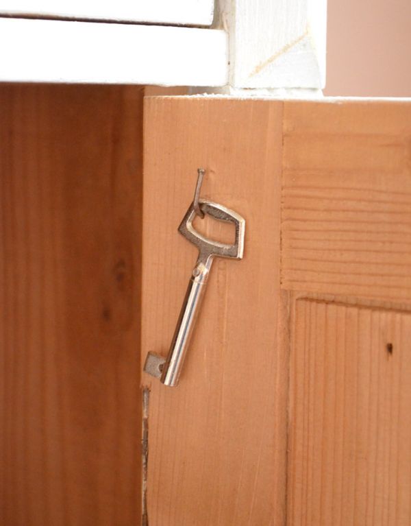 アンティークのキャビネット アンティーク家具 フランスの可愛いアンティーク家具、ホワイトペイントのドレッサー。アンティークの鍵です。(d-1156-f)