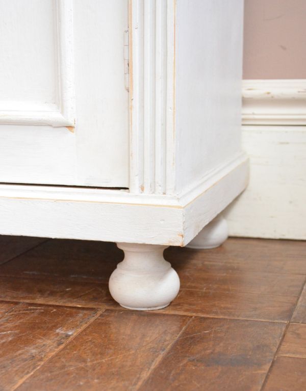 アンティークのキャビネット アンティーク家具 フランスの可愛いアンティーク家具、ホワイトペイントのドレッサー。脚が付いています。(d-1156-f)