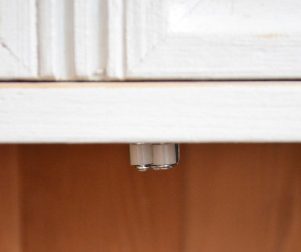 アンティークのキャビネット アンティーク家具 フランスの可愛いアンティーク家具、ホワイトペイントのドレッサー。ローラーキャッチャーがありますので開閉がスムーズです。(d-1156-f)