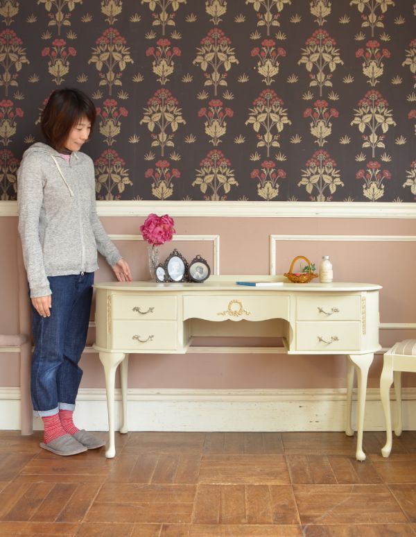 ロイドテーブル アンティーク家具 アンティークのフランス家具、どこから見ても美しいホワイトペイントのデスク。華があって、ドールハウスにあるような可愛いデザイン。(d-1158-f)