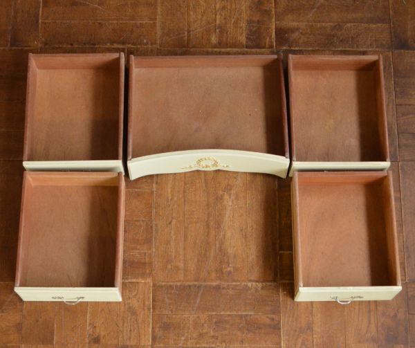 ロイドテーブル アンティーク家具 アンティークのフランス家具、どこから見ても美しいホワイトペイントのデスク。引き出しは全部で5杯付いています。(d-1158-f)