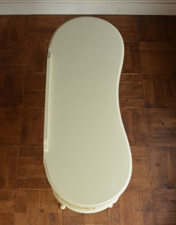 ロイドテーブル アンティーク家具 アンティークのフランス家具、どこから見ても美しいホワイトペイントのデスク。天板もキレイに塗装を仕上げました。(d-1158-f)