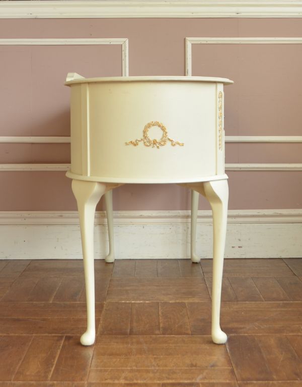 ロイドテーブル アンティーク家具 アンティークのフランス家具、どこから見ても美しいホワイトペイントのデスク。サイドにも可愛い飾り。(d-1158-f)