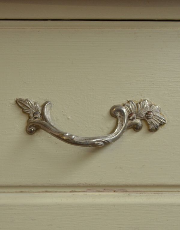 ロイドテーブル アンティーク家具 アンティークのフランス家具、どこから見ても美しいホワイトペイントのデスク。取っ手は蔦のような凝ったデザイン。(d-1158-f)