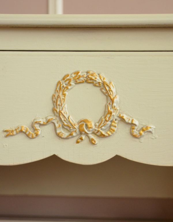 ロイドテーブル アンティーク家具 アンティークのフランス家具、どこから見ても美しいホワイトペイントのデスク。両サイドにはリボンの彫りが刻まれています。(d-1158-f)