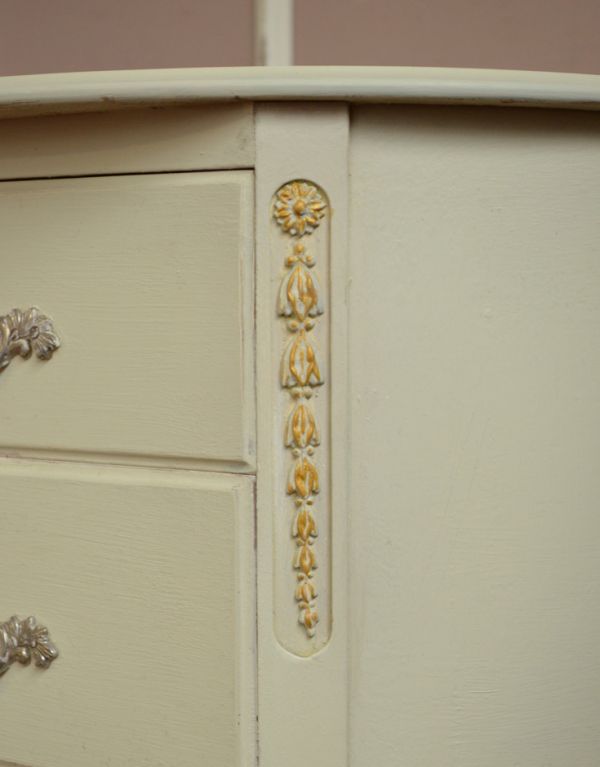 ロイドテーブル アンティーク家具 アンティークのフランス家具、どこから見ても美しいホワイトペイントのデスク。お花がモチーフの装飾です。(d-1158-f)