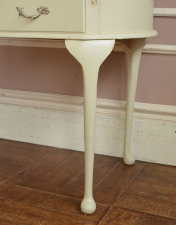 ロイドテーブル アンティーク家具 アンティークのフランス家具、どこから見ても美しいホワイトペイントのデスク。 脚先も丸くて可愛いデザインです。(d-1158-f)
