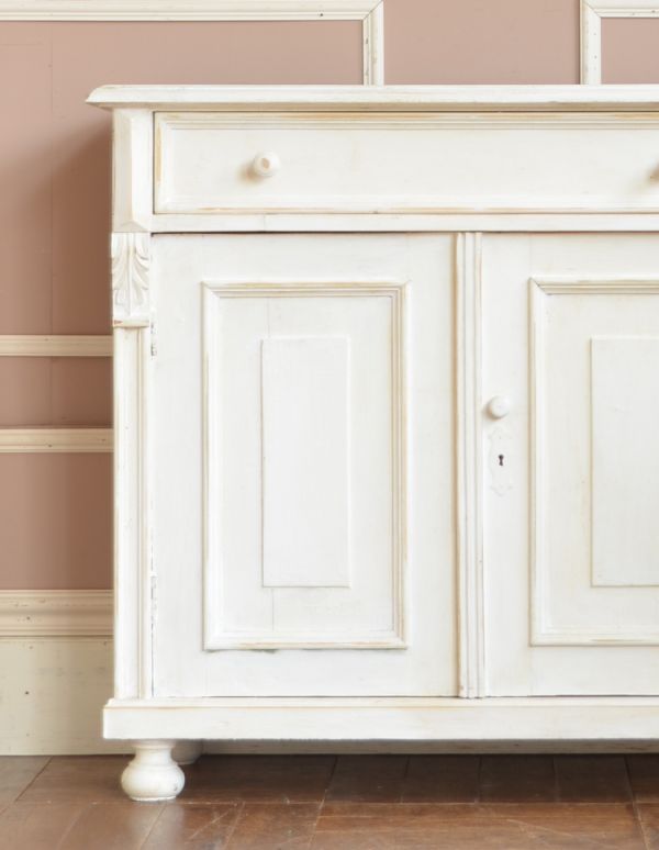 アンティークのキャビネット　アンティーク家具　アンティークのペイント家具、フランスのペイントのキャビネット（カウンター） 。ペイントの温かい雰囲気で居心地抜群のお部屋になります。(d-1160-f)