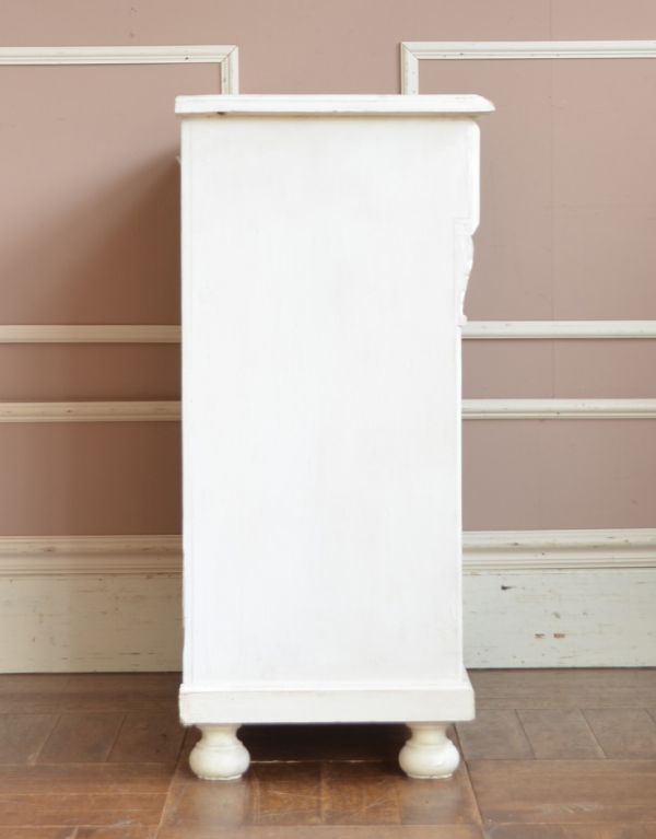 アンティークのキャビネット　アンティーク家具　アンティークのペイント家具、フランスのペイントのキャビネット（カウンター） 。サイドもきれいにペイントされています。(d-1160-f)