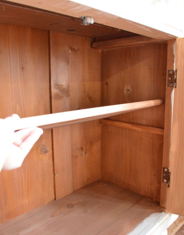 アンティークのキャビネット　アンティーク家具　アンティークのペイント家具、フランスのペイントのキャビネット（カウンター） 。棚板があるので、整理整頓がしやすいですよ。(d-1160-f)