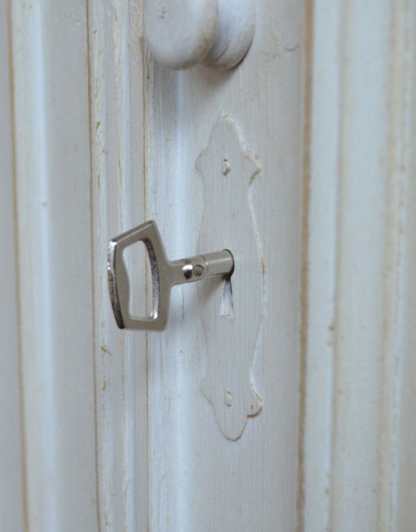 アンティークのキャビネット　アンティーク家具　アンティークのペイント家具、フランスのペイントのキャビネット（カウンター） 。アンティークの鍵が付いています。(d-1160-f)