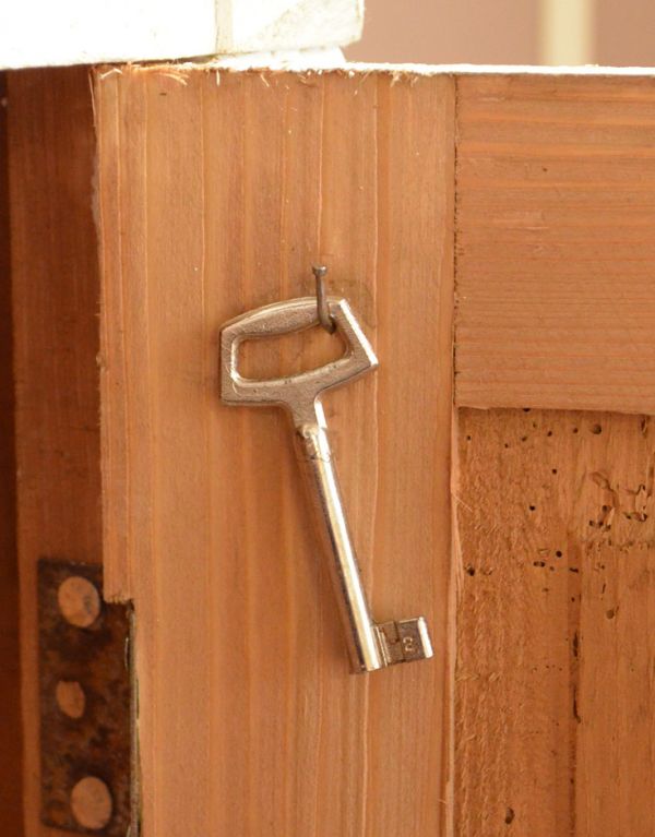 アンティークのキャビネット　アンティーク家具　アンティークのペイント家具、フランスのペイントのキャビネット（カウンター） 。鍵は引っ掛けて保管できます。(d-1160-f)