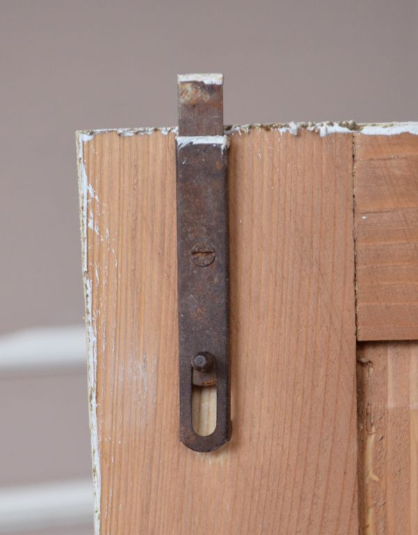 アンティークのキャビネット　アンティーク家具　アンティークのペイント家具、フランスのペイントのキャビネット（カウンター） 。扉を留めるためのドアストッパーも当時のものです。(d-1160-f)