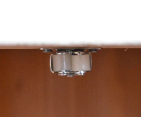 アンティークのキャビネット　アンティーク家具　アンティークのペイント家具、フランスのペイントのキャビネット（カウンター） 。扉にはローラーキャッチャーが付いているので、開け閉めがスムーズです。(d-1160-f)