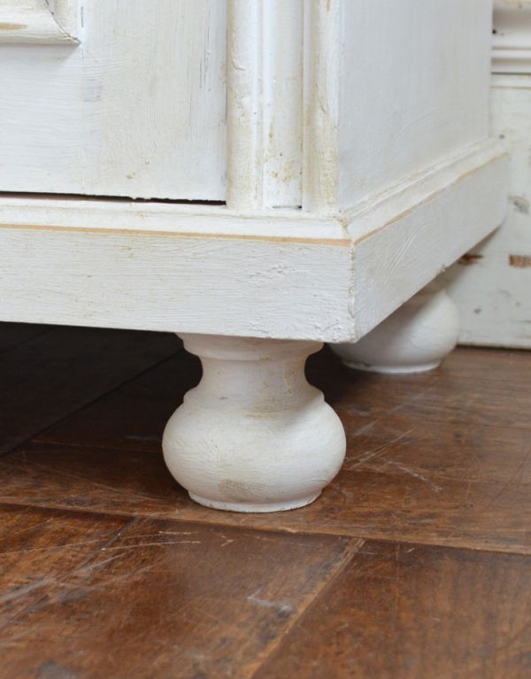 アンティークのキャビネット　アンティーク家具　アンティークのペイント家具、フランスのペイントのキャビネット（カウンター） 。安定感のある脚がしっかり支えます。(d-1160-f)