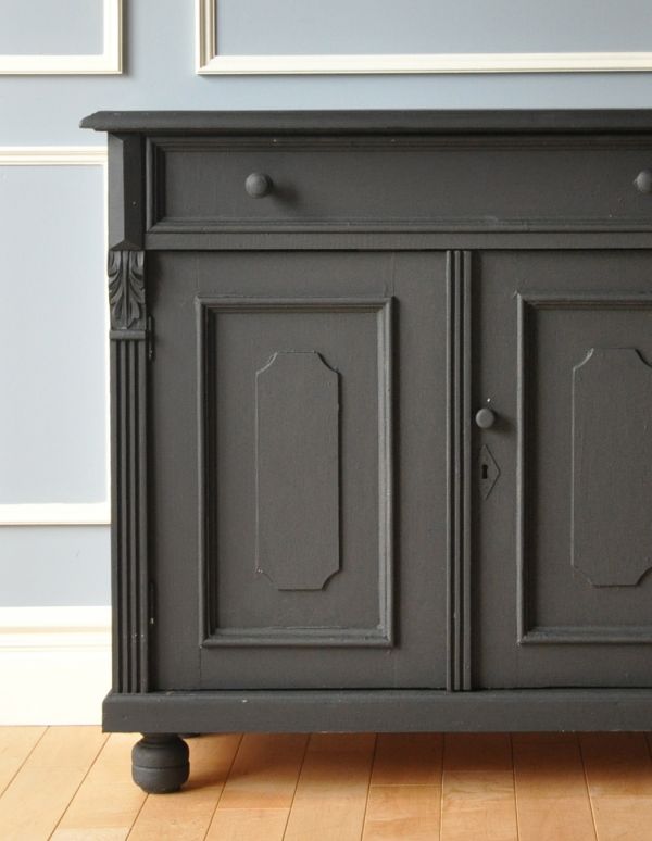 アンティークのキャビネット　アンティーク家具　フレンチスタイルのアンティーク家具、ブラックペイントのキャビネット。アンティークのブラックなのでキツイ印象にならずに、温かみも感じられる雰囲気です。(d-1161-f)