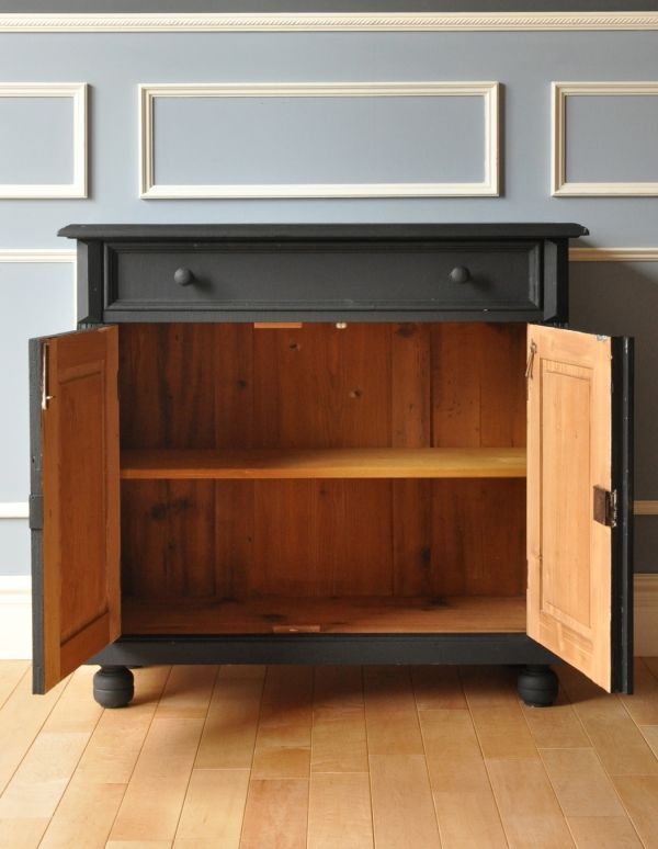 アンティークのキャビネット　アンティーク家具　フレンチスタイルのアンティーク家具、ブラックペイントのキャビネット。見た目の美しさはモチロン、しっかり収納力もある優れたキャビネットです。(d-1161-f)